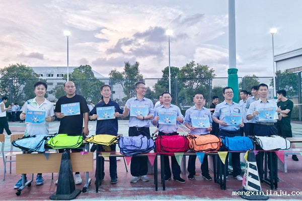 奇亿金属趣味运动会获奖团队与奖品合影