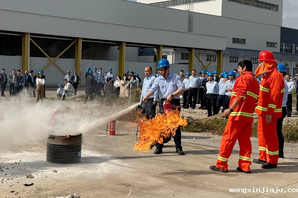 奇亿金属公司员工使用灭火器进行灭火实操现场